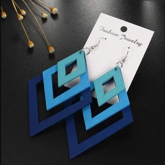 🌺 🌺 🌺Statement Diamond Shaped Blue Toned Lightweight Wood Earrings. - Picture 5 of 5